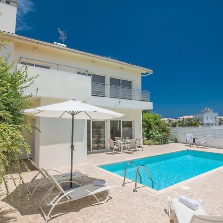Helle Ferienvilla Mit Pool