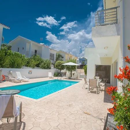 Helle Ferienvilla Mit Pool Nyaraló *